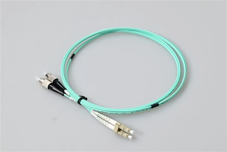 LC UPC til FC UPC OM3 Multimode Duplex Patch-kabel – G657A1 Bøjningsufølsom, 10 mm Min. Bøjningsradius, 2,0 mm LSZH